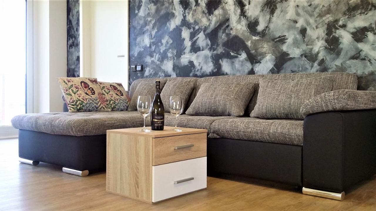 Vila Vekose - Apartman S Terasou A Zahradou Градец-Кралове Экстерьер фото