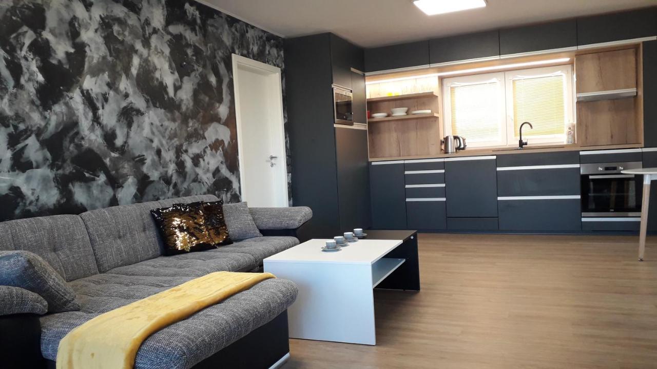 Vila Vekose - Apartman S Terasou A Zahradou Градец-Кралове Экстерьер фото